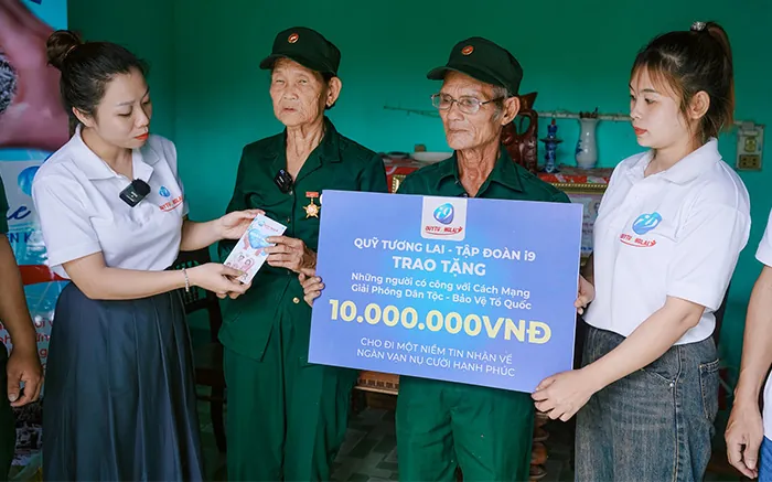 Đội ngũ hỗ trợ chuyên nghiệp của Bet 168 sẵn sàng phục vụ bạn với nụ cười thân thiện, tượng trưng cho dịch vụ hỗ trợ khách hàng 24/7 nhanh chóng và hiệu quả.