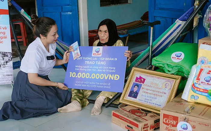 Hình ảnh banner liên hệ Bet 168 với đội ngũ hỗ trợ khách hàng chuyên nghiệp, thể hiện sự sẵn sàng phục vụ 24/7.